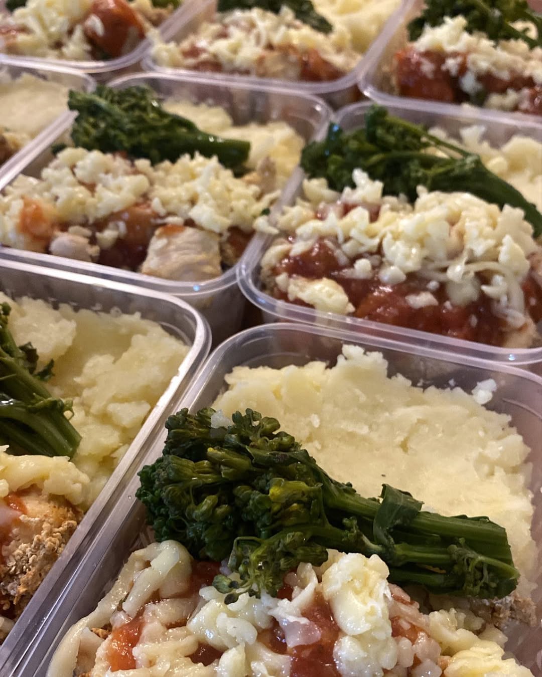 Parmegiana de frango com purê de batata e arroz branco - NahTerra