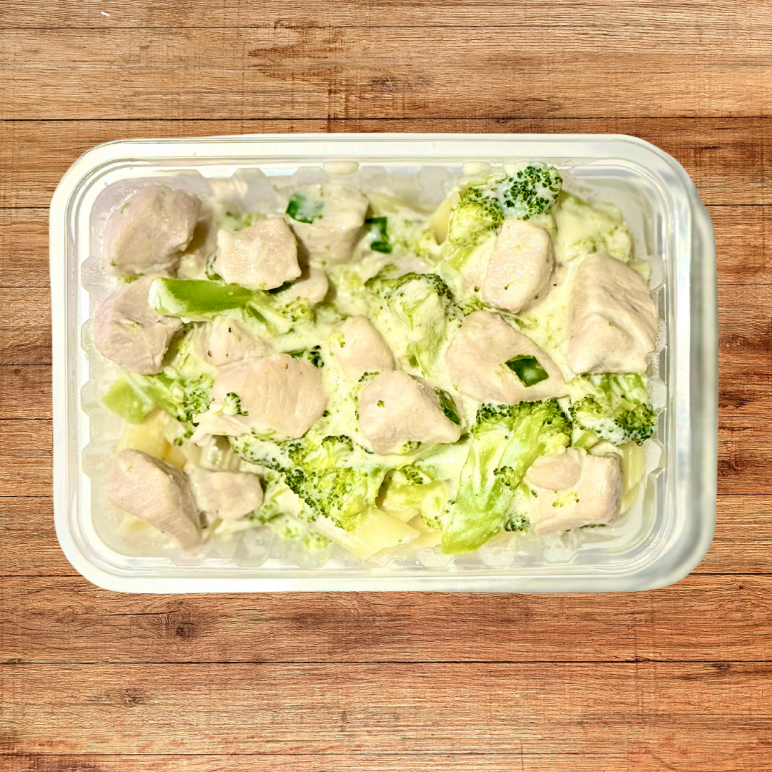 Massa sem glúten com molho branco, cubos de frango e brócolis