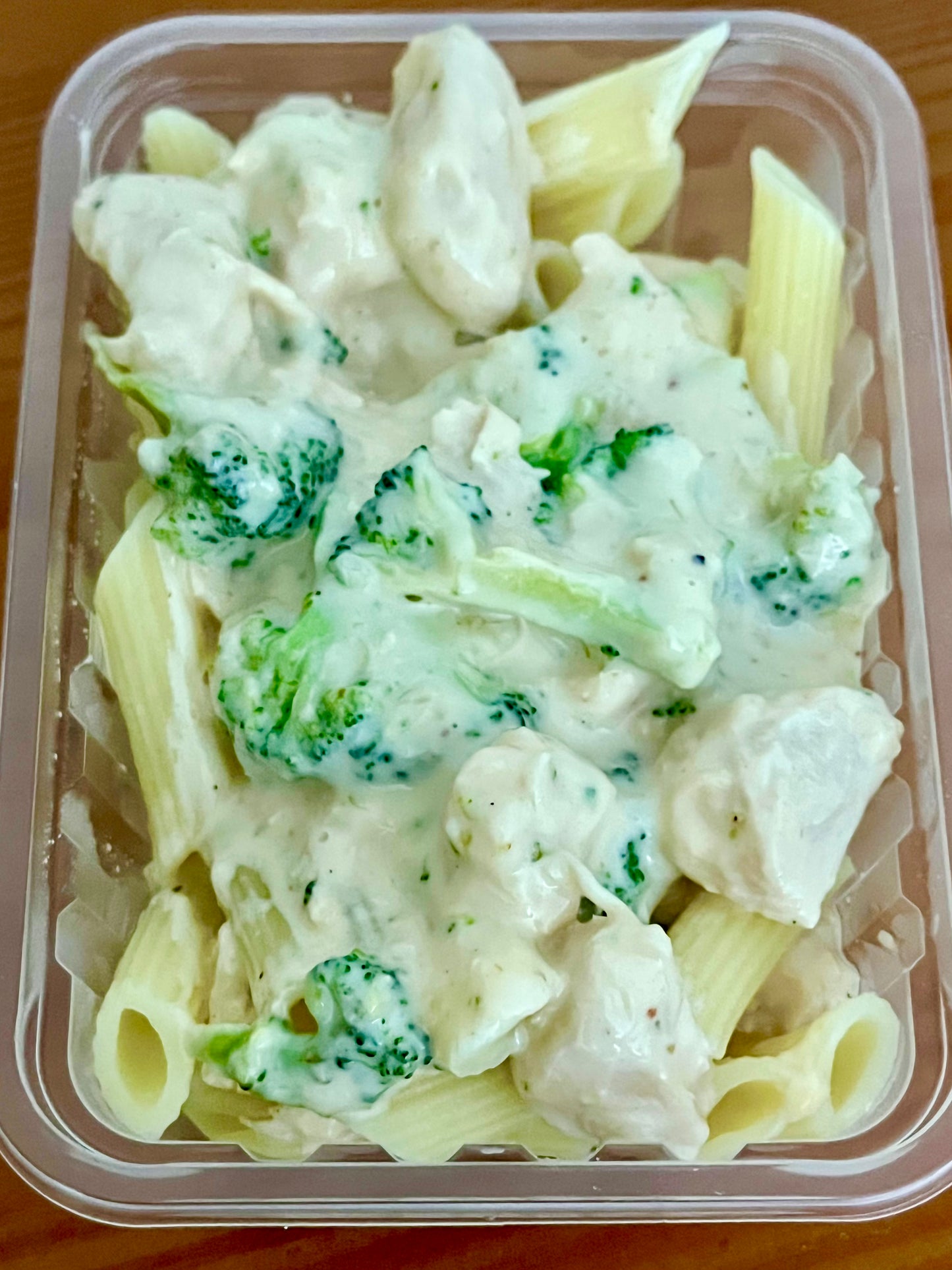 Massa sem glúten com molho branco, cubos de frango e brócolis