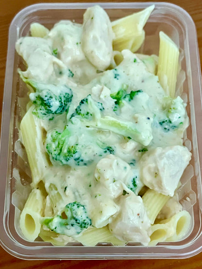 Massa sem glúten com molho branco, cubos de frango e brócolis