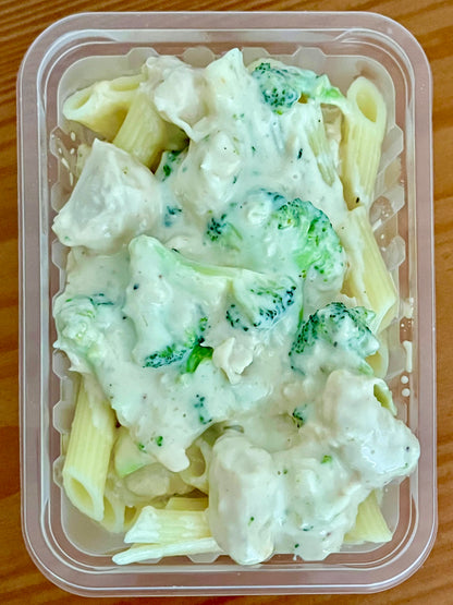 Massa sem glúten com molho branco, cubos de frango e brócolis