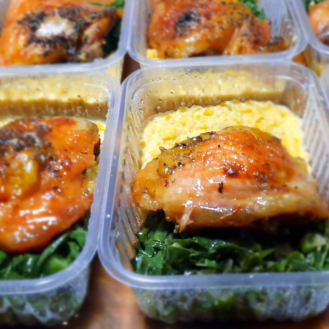 Sobrecoxa de frango com creme de milho, couve e arroz - NahTerra