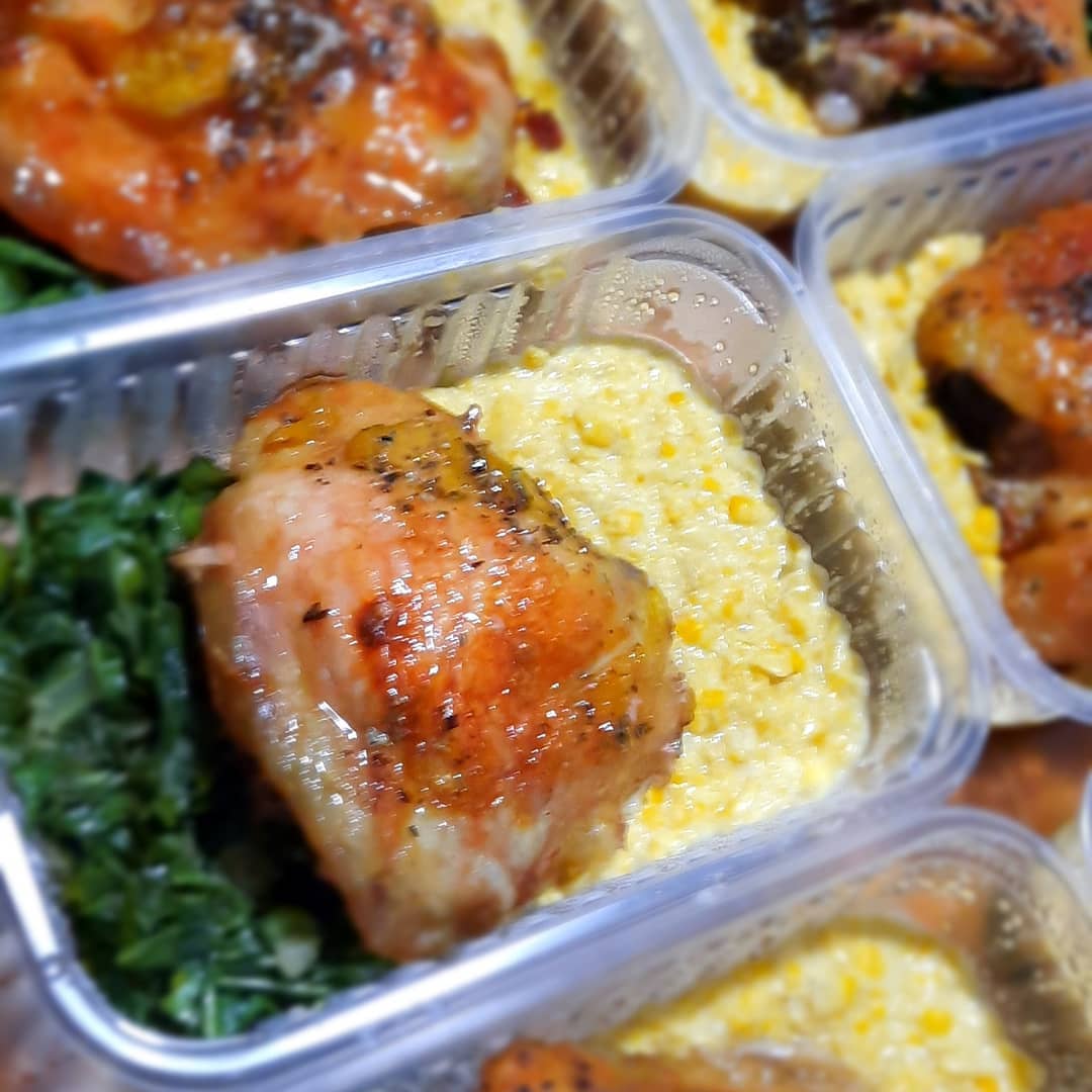 Sobrecoxa de frango com creme de milho, couve e arroz - NahTerra