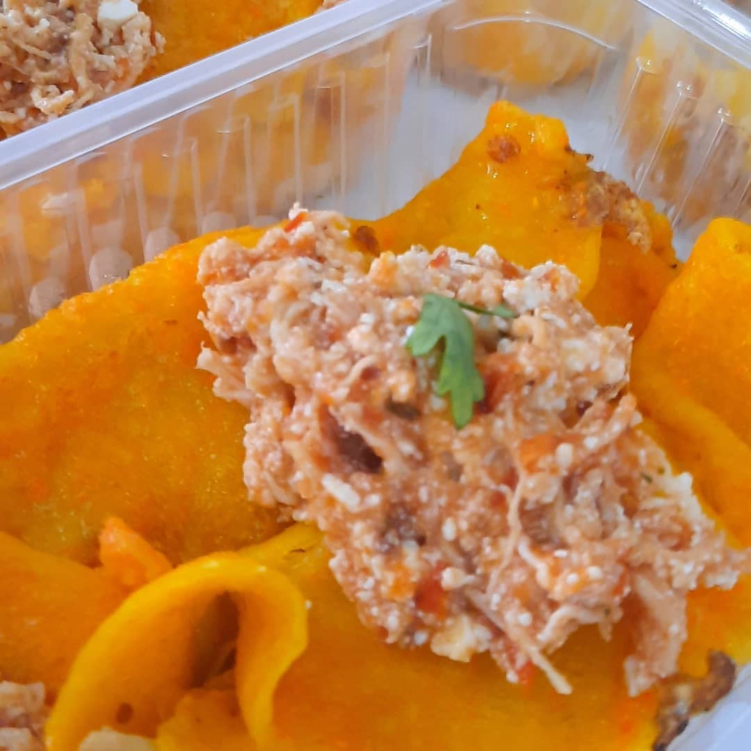 Panqueca de Cenoura Recheada com Frango e Ricota - NahTerra