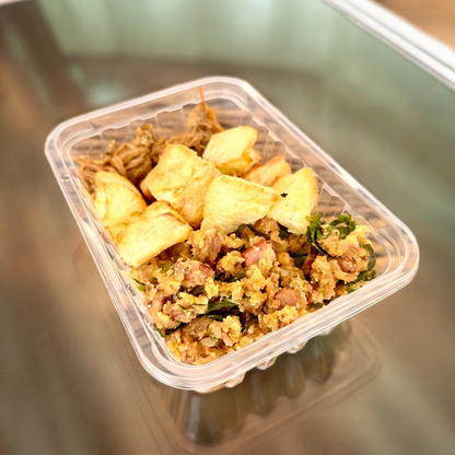 Feijão tropeiro carioca com costela desfiada e aipim