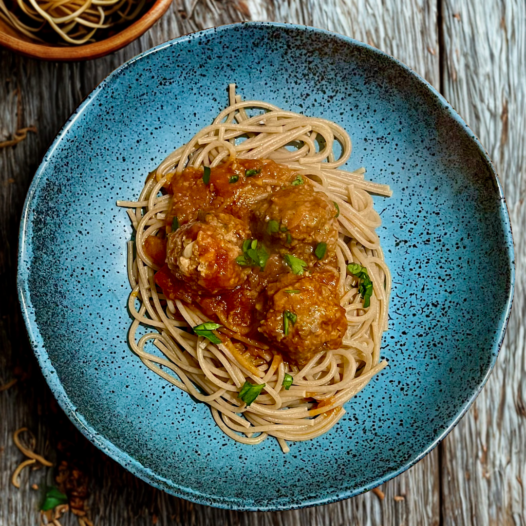 Almôndegas de carne com Espaguete Integral ao Molho de Tomate