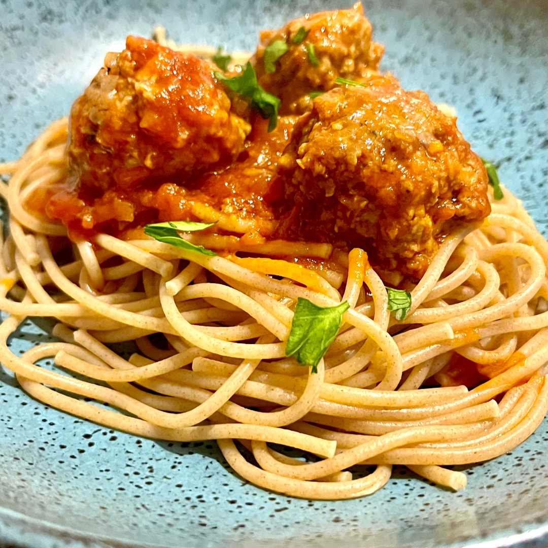 Almôndegas de carne com Espaguete Integral ao Molho de Tomate