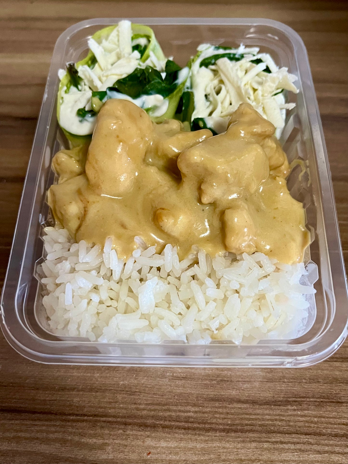 Frango ao molho mostarda, abobrinha rolê com espinafre e arroz - NahTerra