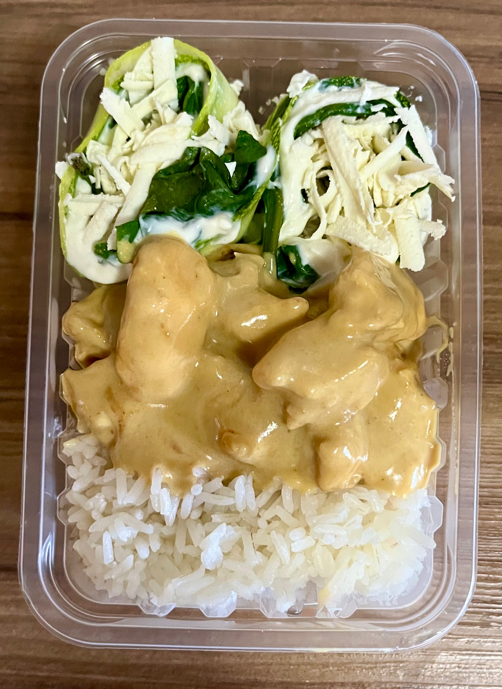 Frango ao molho mostarda, abobrinha rolê com espinafre e arroz - NahTerra