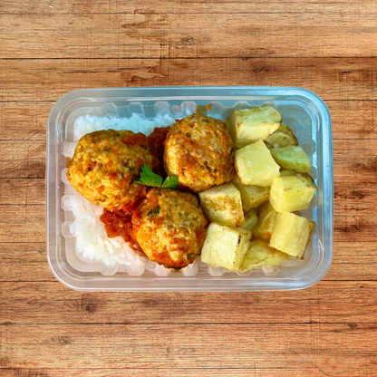 Almôndegas de Frango com arroz branco e batatas coradas