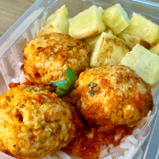 Almôndegas de Frango com arroz branco e batatas coradas