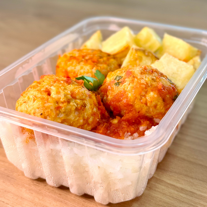 Almôndegas de Frango com arroz branco e batatas coradas