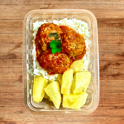 Almôndega de Carne Com arroz e batatas coradas