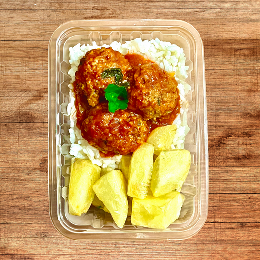 Almôndega de Carne Com arroz e batatas coradas