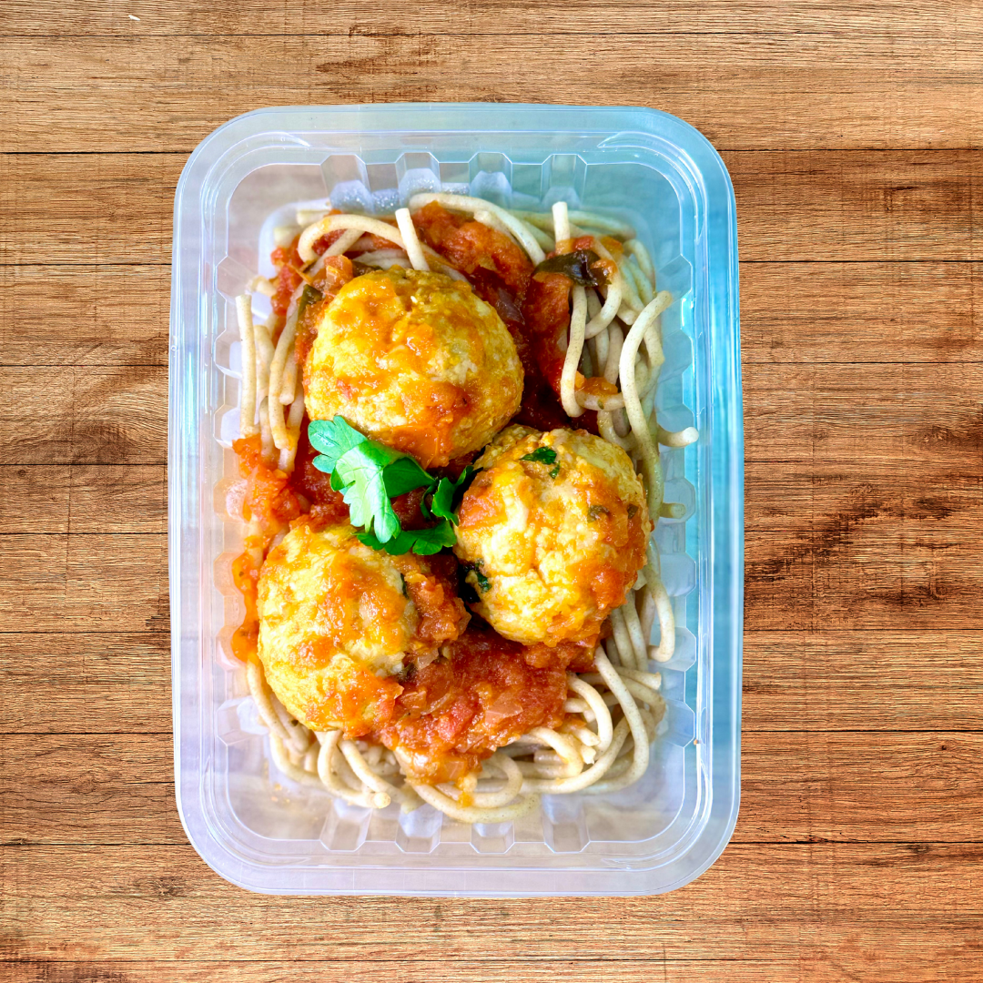 Almôndegas de Frango com Espaguete Integral ao Molho de Tomate