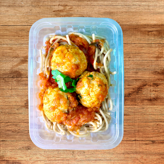 Almôndegas de Frango com Espaguete Integral ao Molho de Tomate