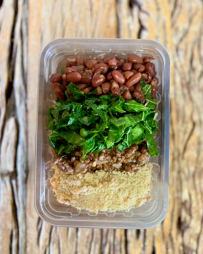 Feijão vermelho com carne moida, arroz integral, couve e farofa de cenoura