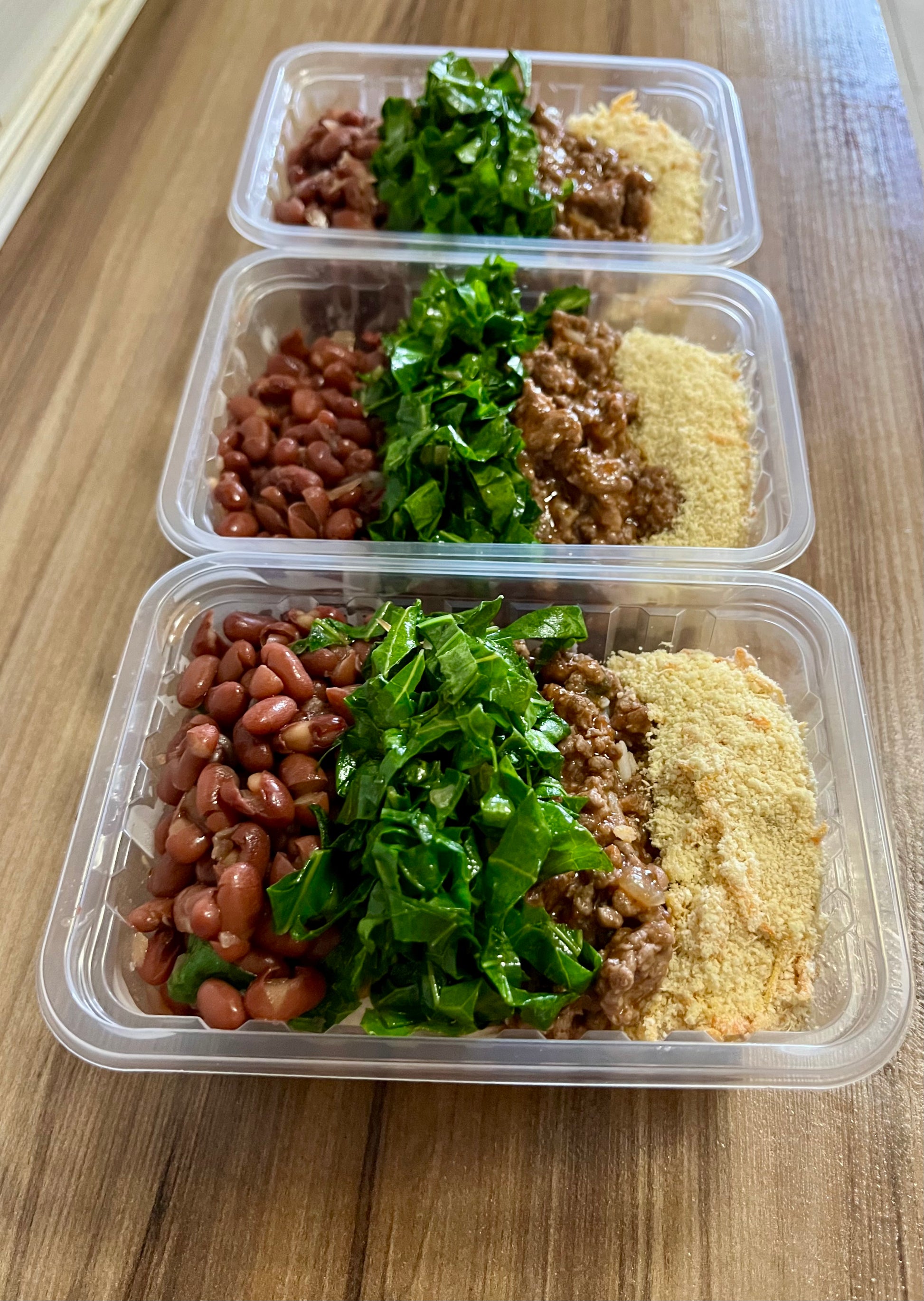 Feijão vermelho com carne moida, arroz integral, couve e farofa de cenoura - NahTerra