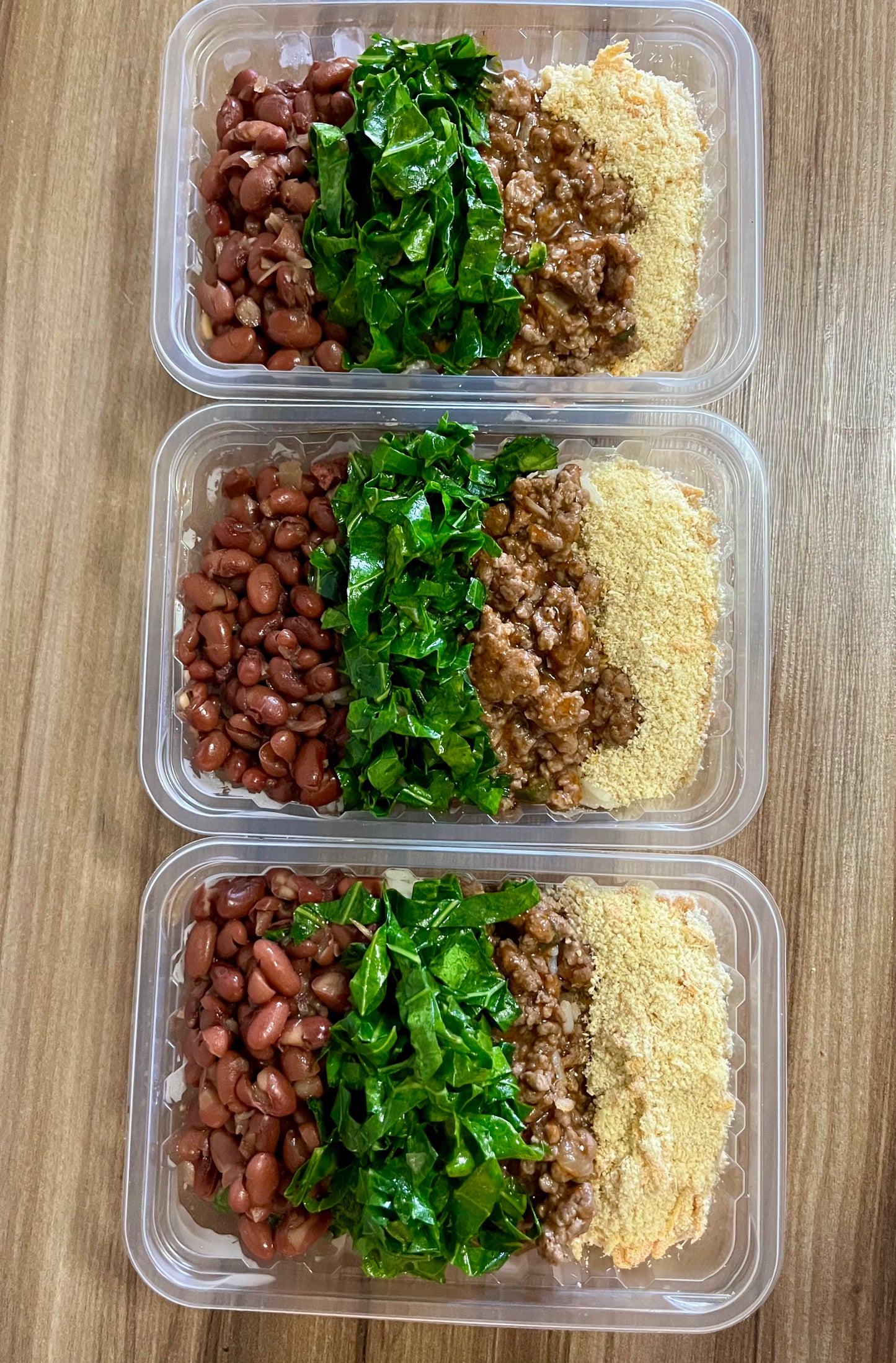 Feijão vermelho com carne moida, arroz integral, couve e farofa de cenoura - NahTerra