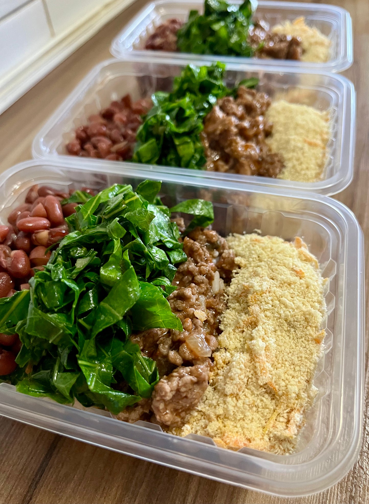 Feijão vermelho com carne moida, arroz integral, couve e farofa de cenoura - NahTerra