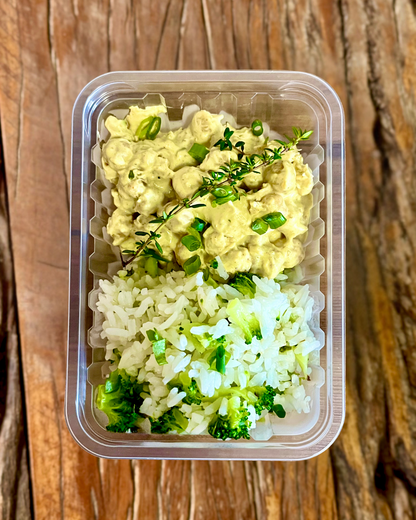 Grão de bico ao molho curry com arroz de brócolis