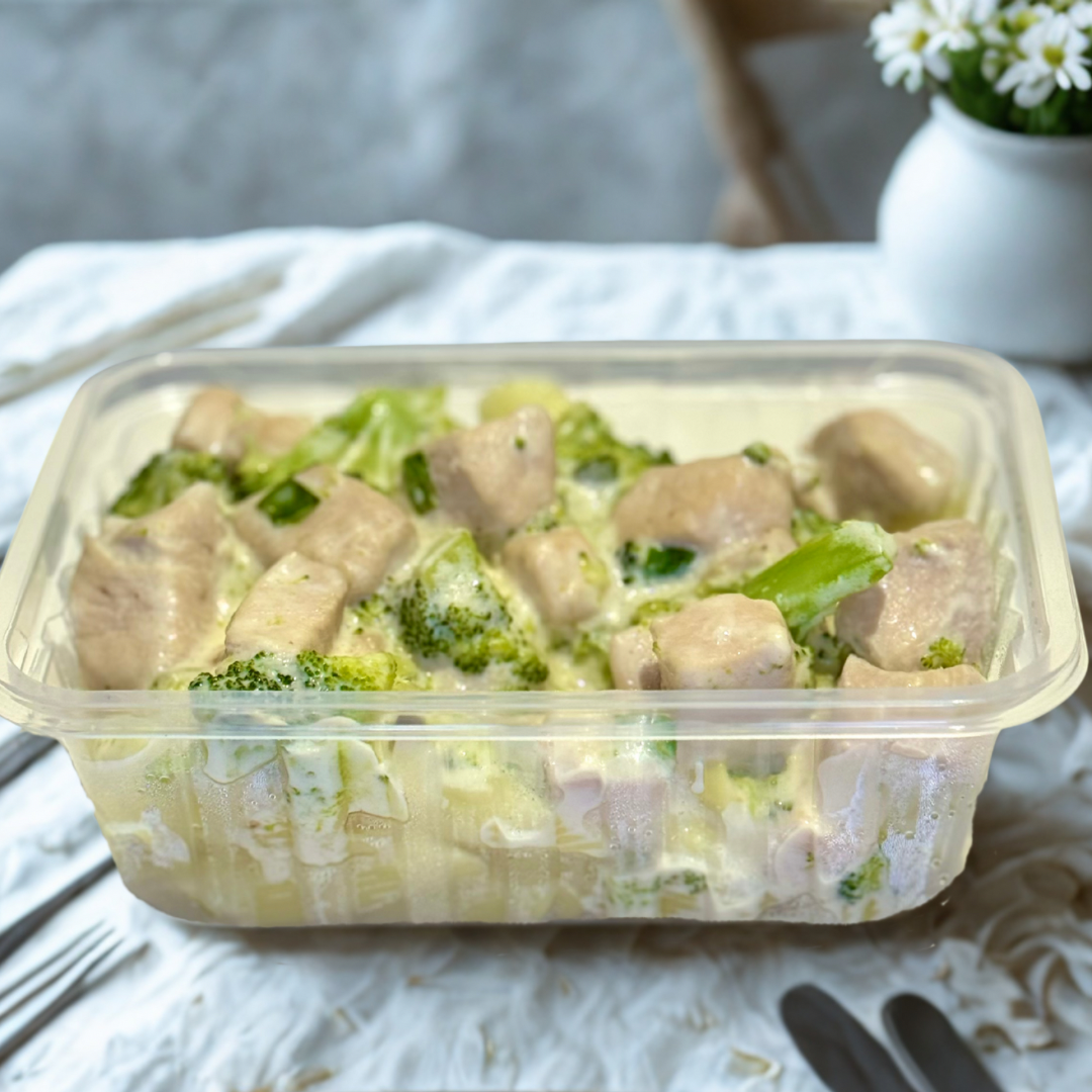 Massa sem glúten com molho branco, cubos de frango e brócolis