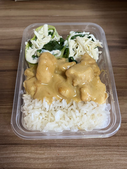 Frango ao molho mostarda, abobrinha rolê com espinafre e arroz - NahTerra