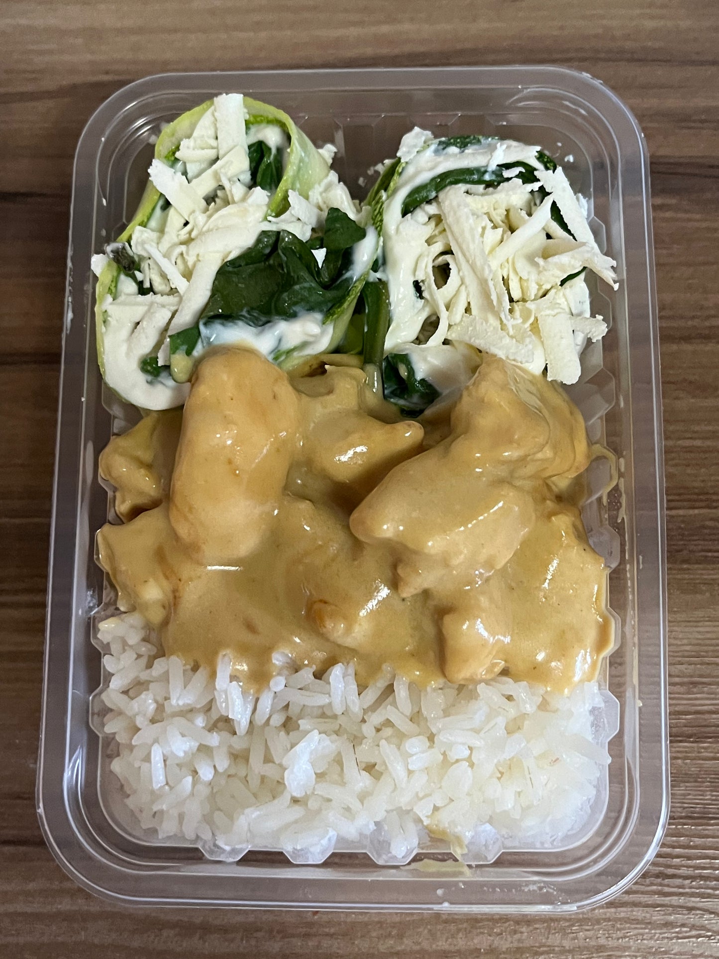 Frango ao molho mostarda, abobrinha rolê com espinafre e arroz - NahTerra