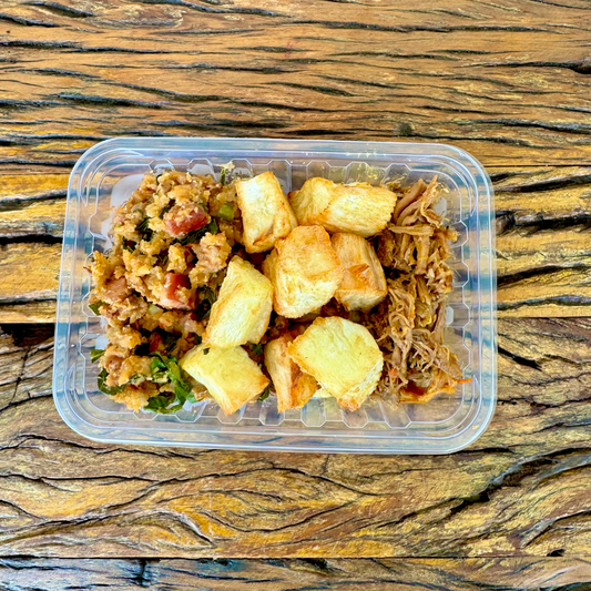 Feijão tropeiro carioca com costela desfiada e aipim