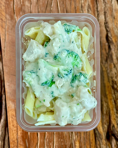 Massa sem glúten com molho branco, cubos de frango e brócolis