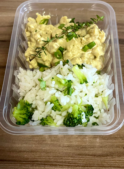 Grão de bico ao molho curry com arroz de brócolis