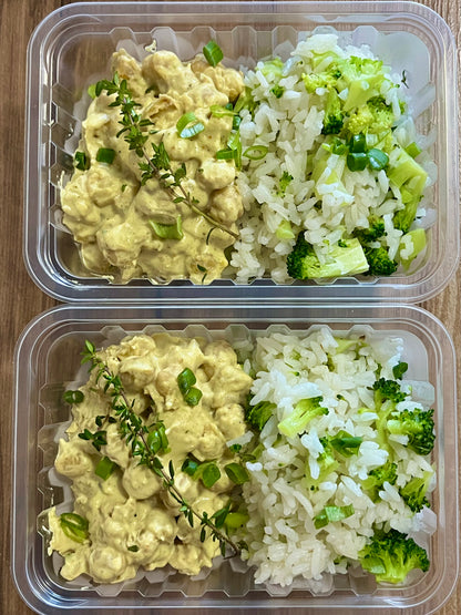 Grão de bico ao molho curry com arroz de brócolis